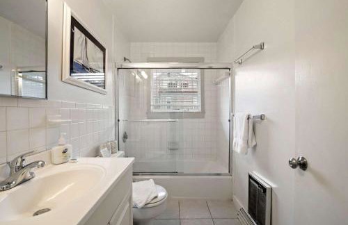 16612 - Stunning Home with Wraparound Deck Views of Bucks Creek and Nantucket Sound - Foto 20