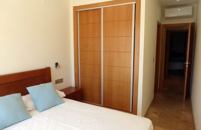 Beautiful 2 Bedroom 2 Bathroom Apartment With Pool - Photo 2