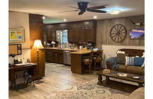 StockYards! Walk 3 Blocks-Ranch House sleeps 8 - Foto 7