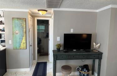 Gorgeous Seaside Seashell Cottage! - Photo 18