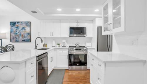 Corner Unit Updated And Near Lobby - Photo 4