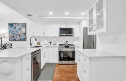 Corner Unit Updated And Near Lobby - Photo 4