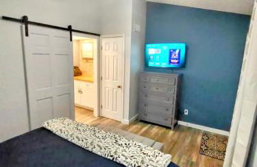 F Lakefront! Remodeled, Sleeps 4, Boat Slip, Patio, WiFi, Cable, Pool - Foto 24