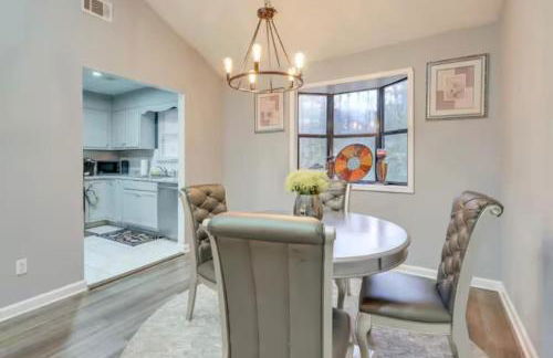 Modern Comfort Meets Classic Charm in Stonecrest - Foto 13