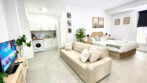 Designer and Quiet Studio 5 min to Maria Zambrano Station and 15 min walk to Beach - Foto 2