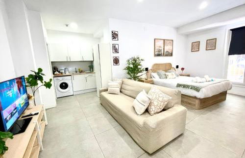 Designer and Quiet Studio 5 min to Maria Zambrano Station and 15 min walk to Beach - Foto 2
