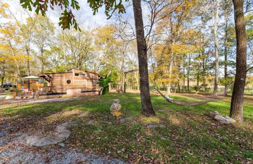 Hillbilly Chic Tiny House Near Nashville with WiFi, Kitchenette, Fire Pit & Trails - Foto 26