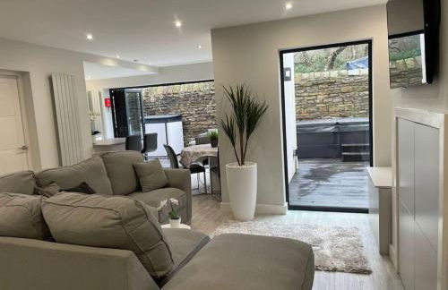 Couples Canalside Retreat with Hot Tub & Pergola - Photo 8