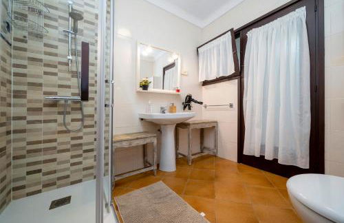 8 to 10 Sleeps Private Pool Villa & BBQ Near Barcelona - Foto 21