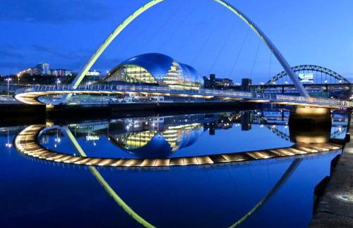 Modern 2BR Pad - 4 Min to Station, Fast WiFi and Smart TVs! - Foto 8