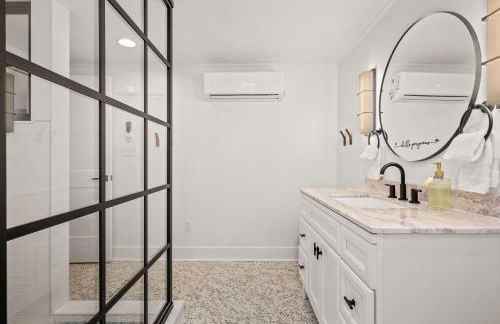 Couples Retreat with Hot Tub, Beach Cruisers, Spa Bath - Foto 42