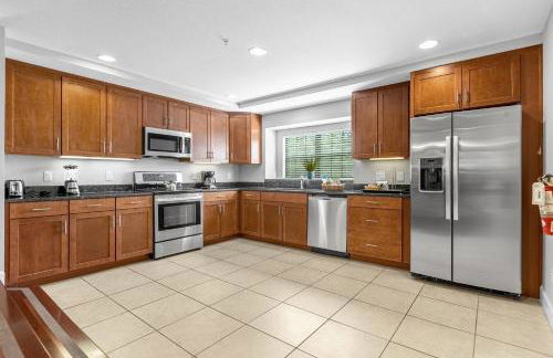 Vibrant 4BR Family Townhome 1 mile from Disney World and Disney Springs - Photo 17