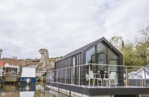 Water Cabin With Water Sports Equipment and Bikes, Bath - Foto 21