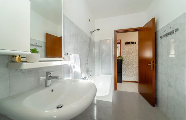 Scarlet Apartment with Garden - Photo 15