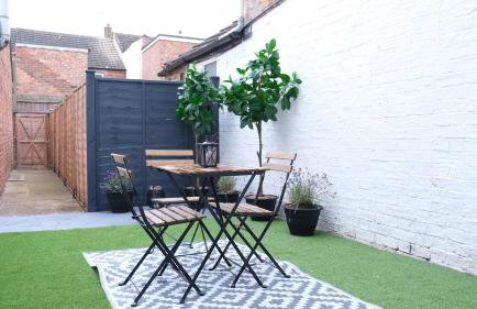 Lovely 2 Bed Apartment w Garden near Northampton - Photo 12