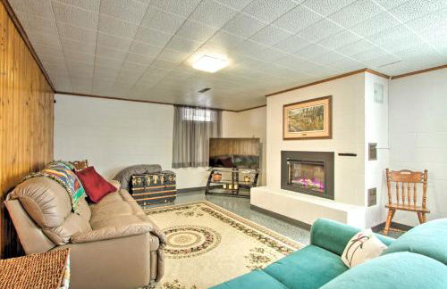 Cozy Postville Retreat with Fireplaces and Yard! - Foto 11