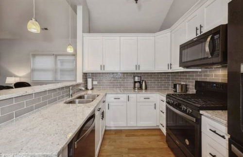 2-Bed 2-Bath Apt - Close to UC w/ Free Parking - Foto 9