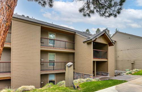 Chic Bend Condo with Fireplace and Forest Views! - Foto 25
