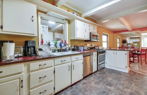 Tranquil Lakefront Home with Sunroom in Burlington - Foto 13