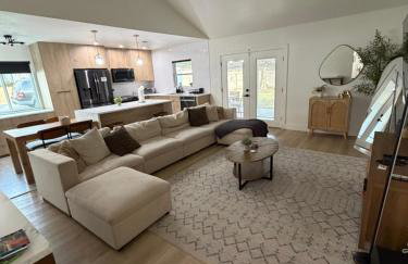 Custom Designer Home. Sleeps 9. Close to domain Q2 - Foto 3