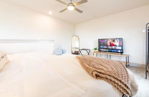 RiverWalk PentHouse Oasis w/Free Parking Gym Pool - Photo 18