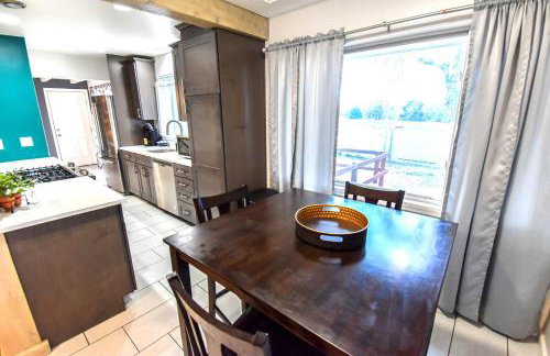 Enchanting Upper Unit with City Charm - Foto 39