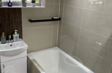 Lovely 4 bed house with patio & bbq - Photo 17