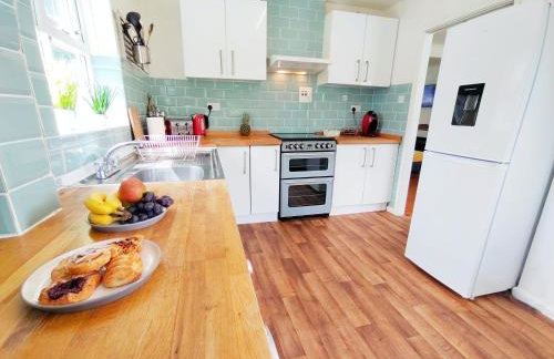 Epicsa - Corporate & Family Stay in 3 Bedroom House with Garden, FREE parking - Foto 11