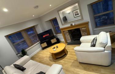 Spacious 2BR Apartment - Sleeps 4 - Parking & Pets - Coast Serviced Apartments - Enquire for Trade & Long stays - Photo 1