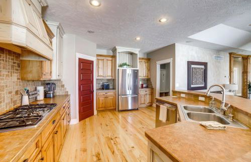 Rigby Gem with Hot Tub Theater Game Room Grill - Foto 30