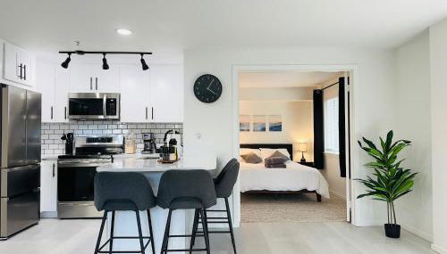 Modern 2Br-2Ba Belltown Condo with Free Garage Parking - Foto 1, stove, dishwasher