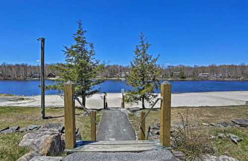 Fire Pit and Furnished Deck Serene Tobyhanna Escape - Foto 27