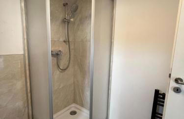 modernes Monteurzimmer mit zwei Einzelbetten - Foto 9