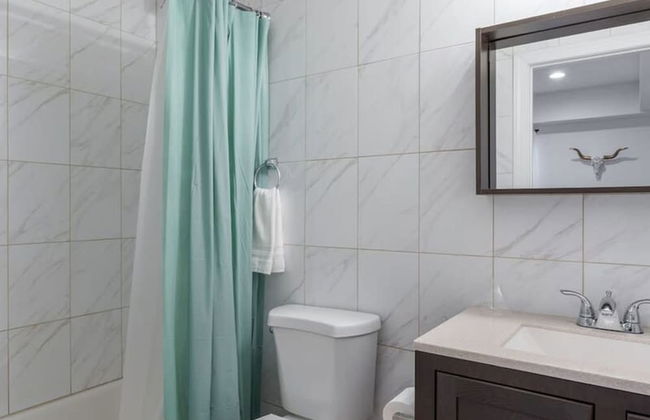 Cherry Suites 2BR Apt w W D Arcade Machine - Foto 22