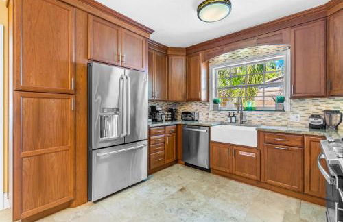 Walk to The Ave- Heated Pool, Spa, Golden Tee and Putting Green - mins to Beach- by Maven Vacation Rentals - Foto 16