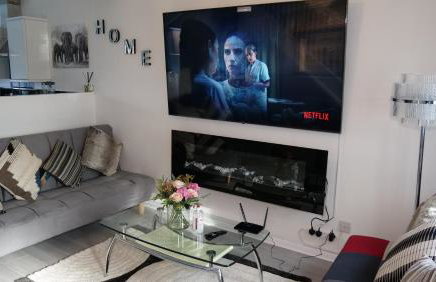 Milton Keynes Luxury Short Stay House with WIFI and Free Parking - Photo 21