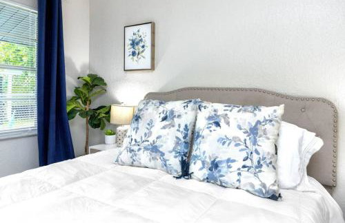 1 Block to Downtown - 7 min to beach - King bed & Free parking - Foto 20