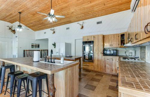 Tranquil Gantt Lake Home w/ Deck & Patio! - Foto 9