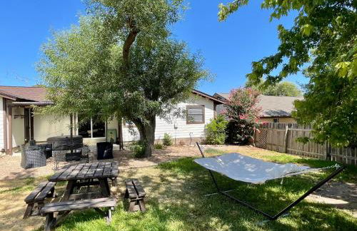 Super Comfy Home with Hot Tub! - Photo 35