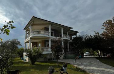 Η Αυλή - Photo 4