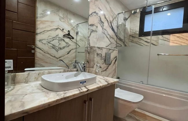 Villa In Beverly Hills With Garden - Photo 12