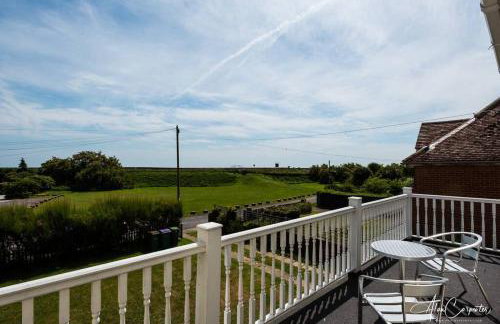 Beachside period family home. 5 BR spacious, comfortable. - Photo 30