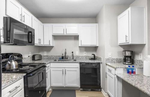 2BR Modern Hideaway near Downtown, Gated, Pool - Foto 9