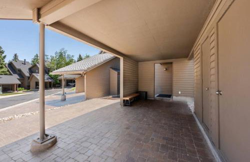 Bright and Cozy Getaway - Photo 24