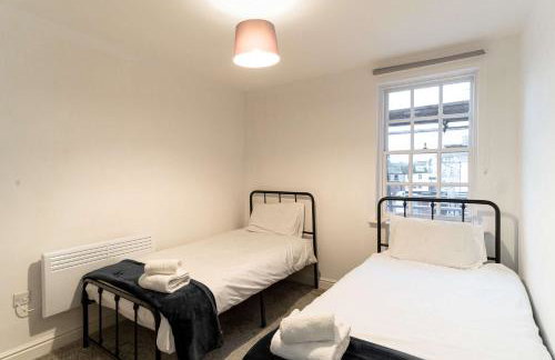 Lovely 2 Bed Harbourside Apartment with Sea Views - Photo 15