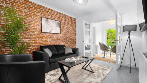 Stylish Four Bedroom House - Garden - Parking - Great Barr 110F - Foto 2