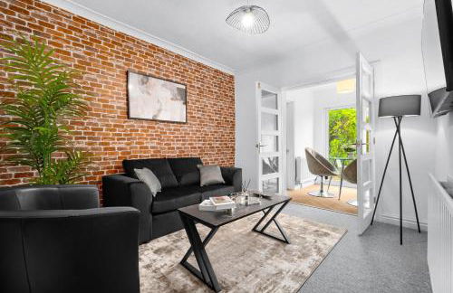 Stylish Four Bedroom House - Garden - Parking - Great Barr 110F - Foto 2