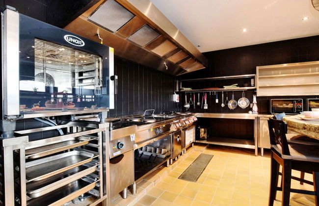 Group Villa With Pool & Sauna - Photo 12