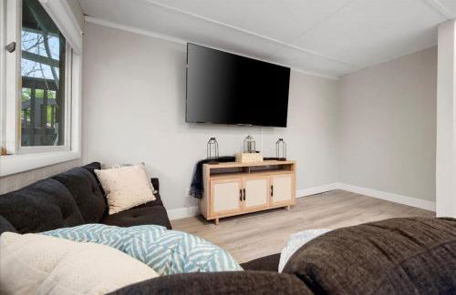 Whitewaters-Main plus Genoa on Oneida Lake - Sleeps 19 - Photo 24