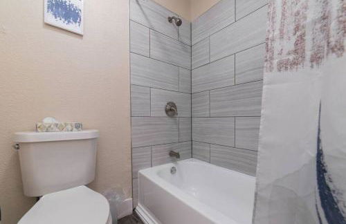 Walk to ATT-Free Parking-Min to attractions-Modern - Photo 18